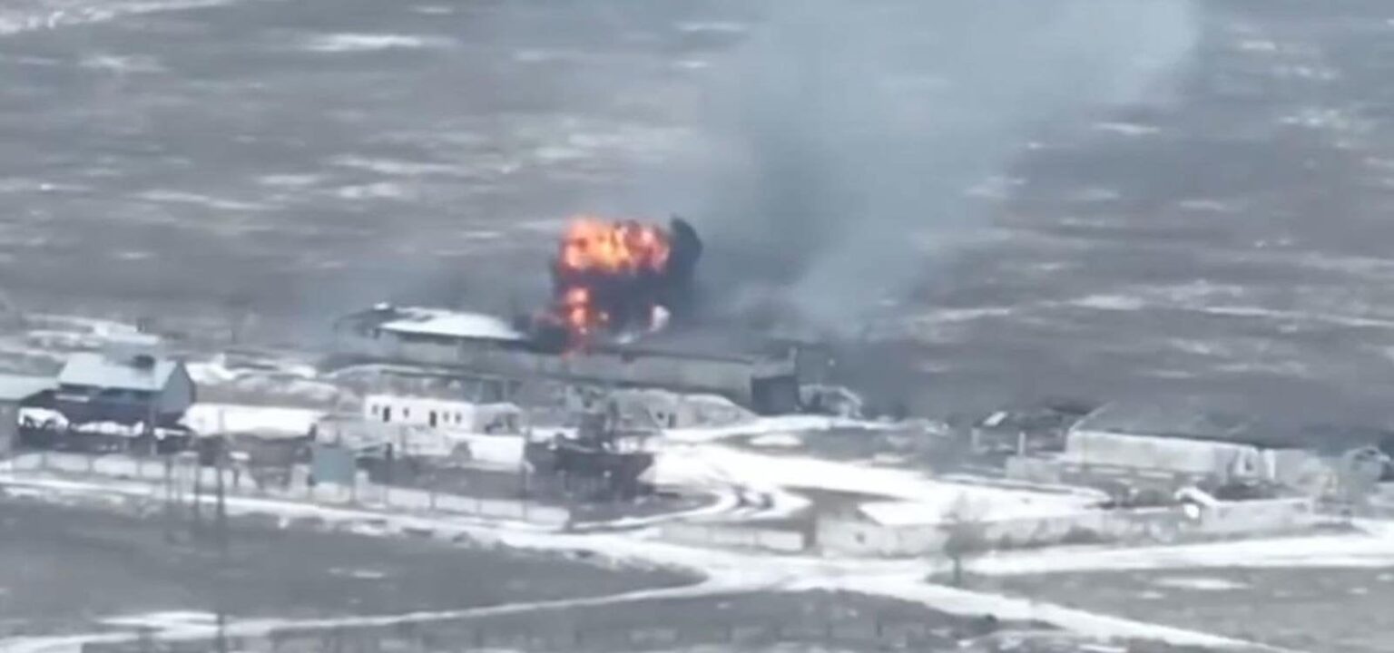 ロシア軍は倉庫のドアを開けたままにした。 ウクライナの無人機が内部に飛び込み、多数の装甲車両を爆破した。