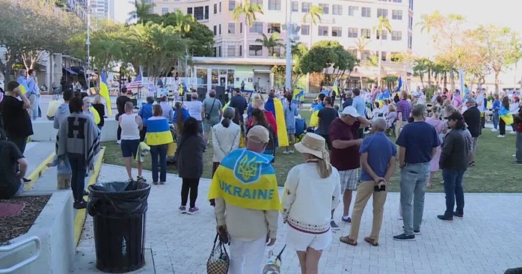 ウェストパームビーチでの集会 [Florida, USA] 地元住民とウクライナ人を結びつける：アートインスタレーションは、亡くなった兵士や逃亡した難民を視覚的に表現する役割を果たしている