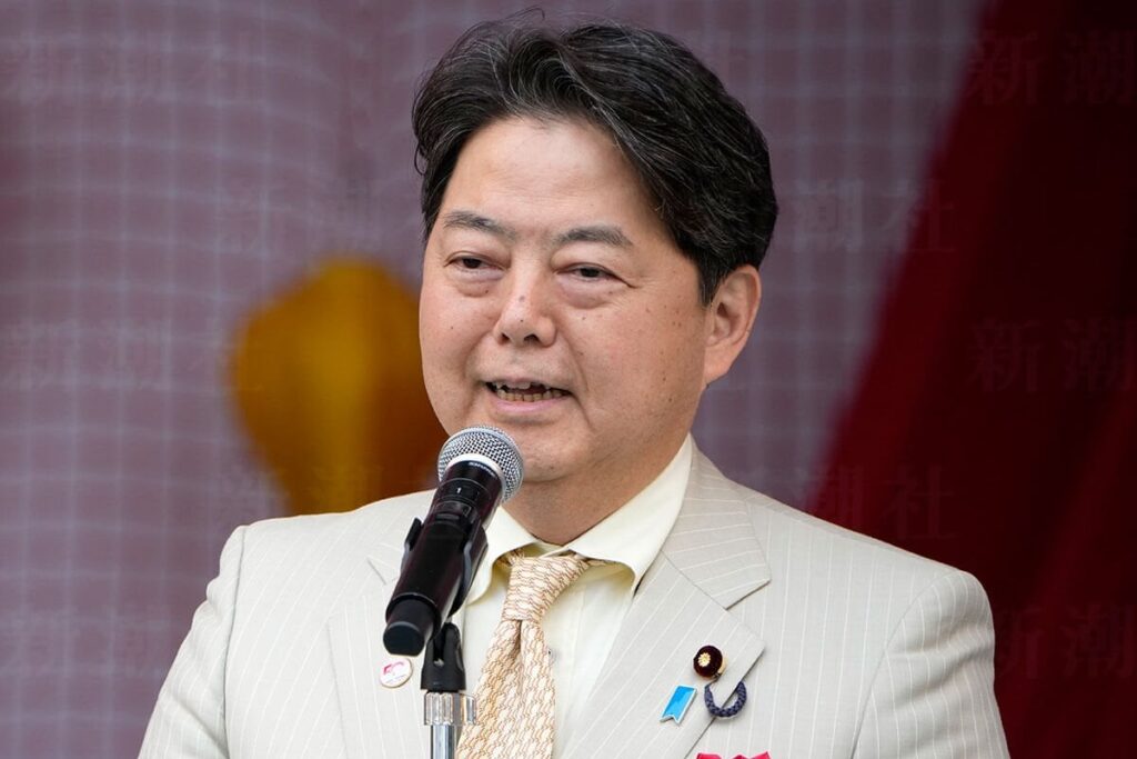 林官房長官も「旧統一教会」とズブズブだった 「決定的証拠写真」に写った「必勝千羽鶴」と関連団体幹部たち