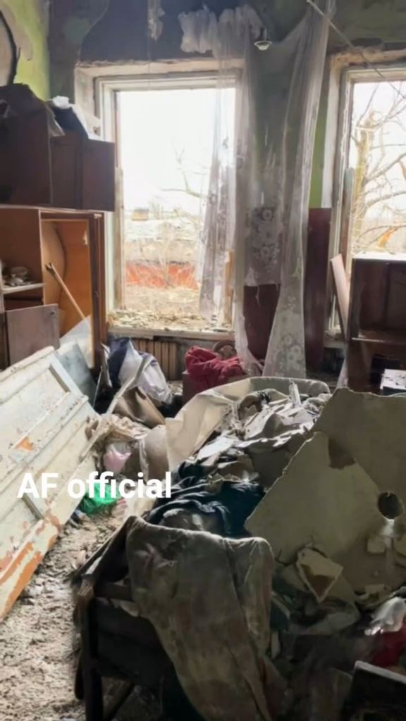 前線近くで誰かのアパートの残骸を撮影するウクライナ兵士。 ロシア人が来るまで、ここはかつて家だった。