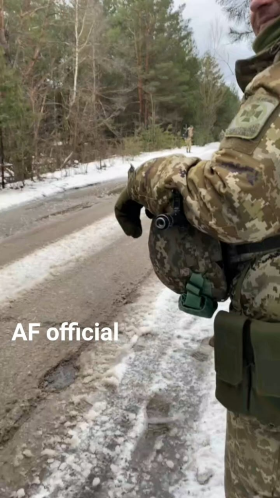 ウクライナ兵は雪の林道でBTRを追い越そうと移動する。