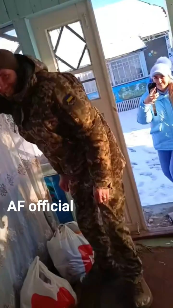 ウクライナの軍人が休暇で帰宅し、再び子供たちを抱きしめる。