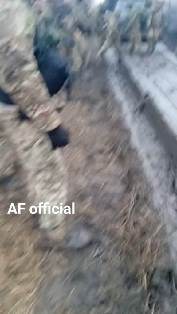 ウクライナ軍は輸送車両を泥の中から引き上げる準備をしています。回収車両がなくても、トラックが兵士でいっぱいの場合でも、昔ながらの方法で行き詰まりを解消できます。