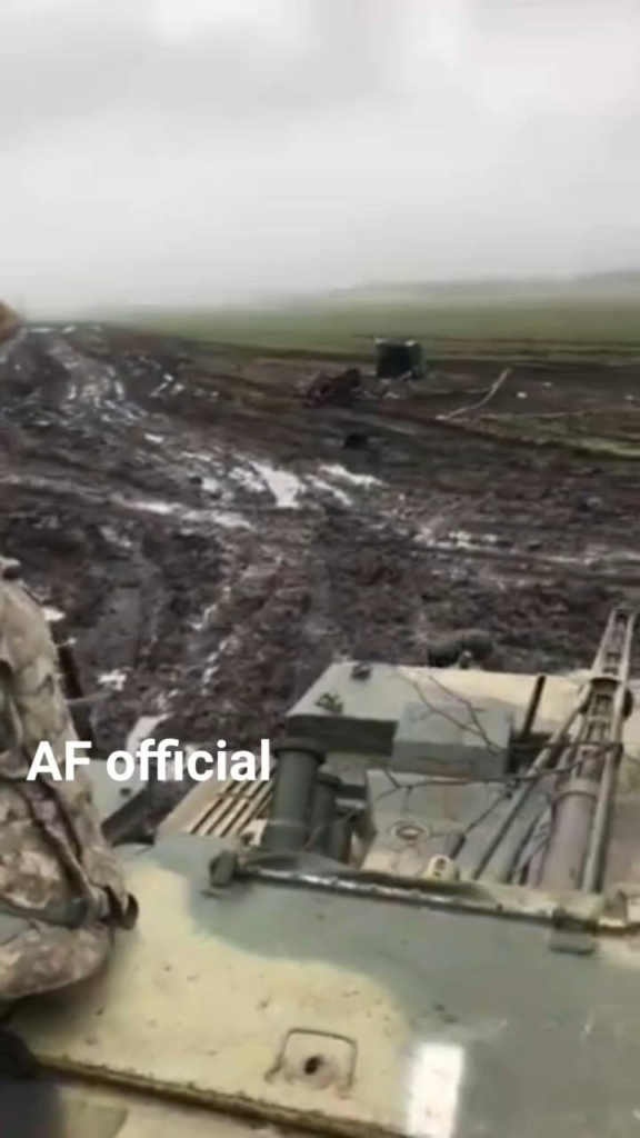 ウクライナの歩兵はBTR-4 IFVに乗って森林限界沿いの泥の中を駆け抜けます。