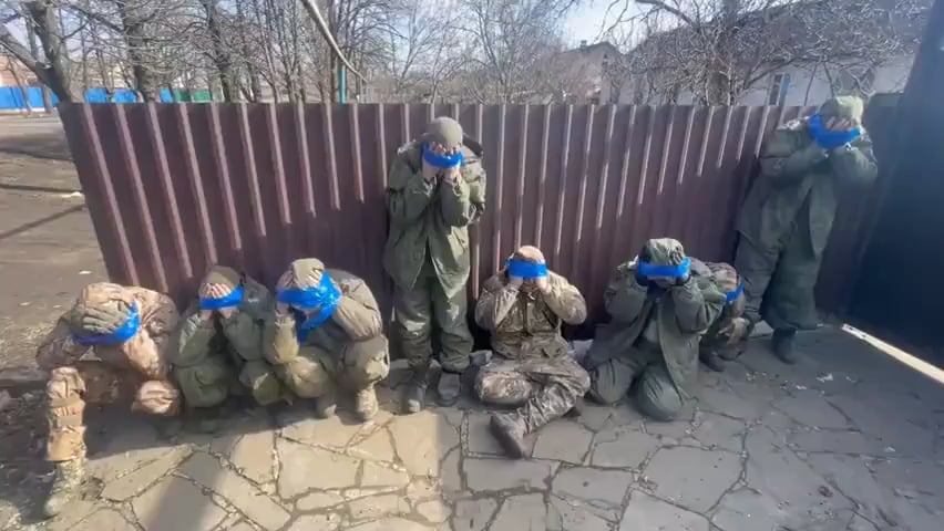 最近ウクライナで拘留されているロシア人捕虜。