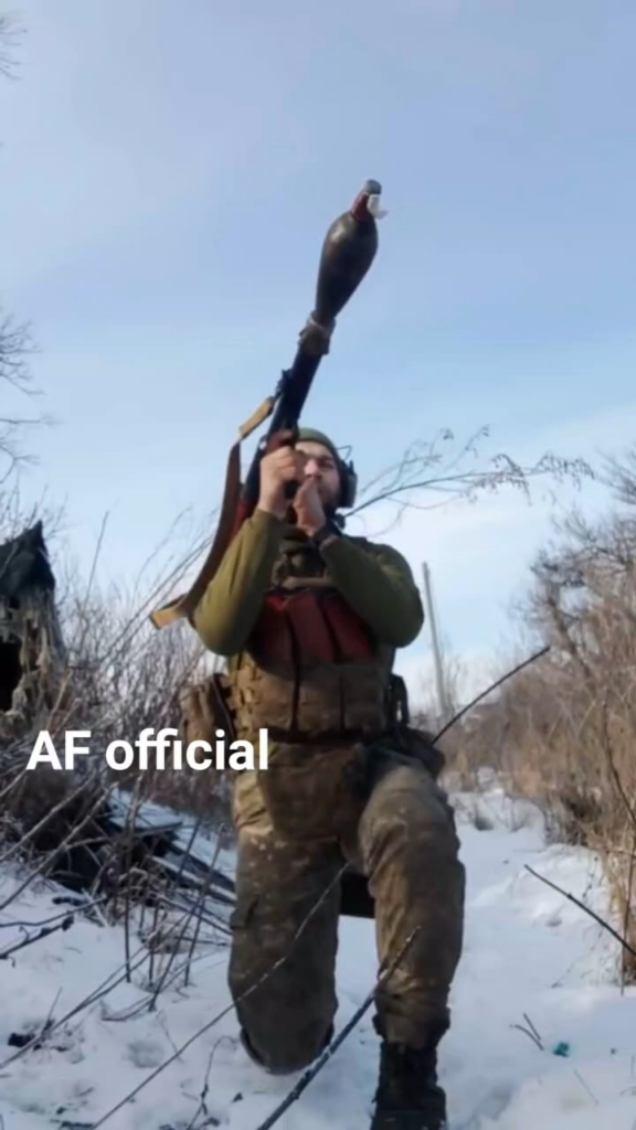 ウクライナの兵士は、RPG-7 ランチャーから改造された 82 mm 迫撃砲爆弾を含む対人弾を数発発射する自身を撮影しました。