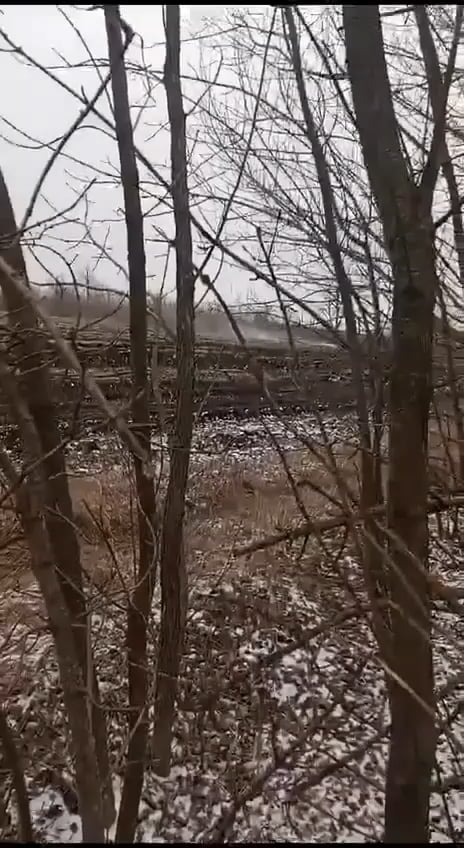 これらのビデオは入植地のエリアにある訓練場からのものであると述べられています。 ロシア人が編隊を設置することを決定し、その瞬間にHIMARS MLRSが攻撃された場所、トルドフスコエ