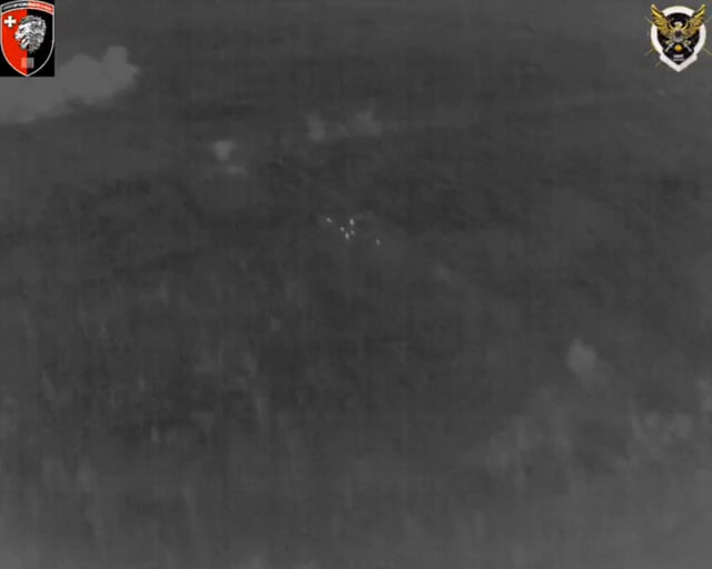 6人のロシア兵グループがウクライナ軍の155mmクラスター砲弾の中心に衝突