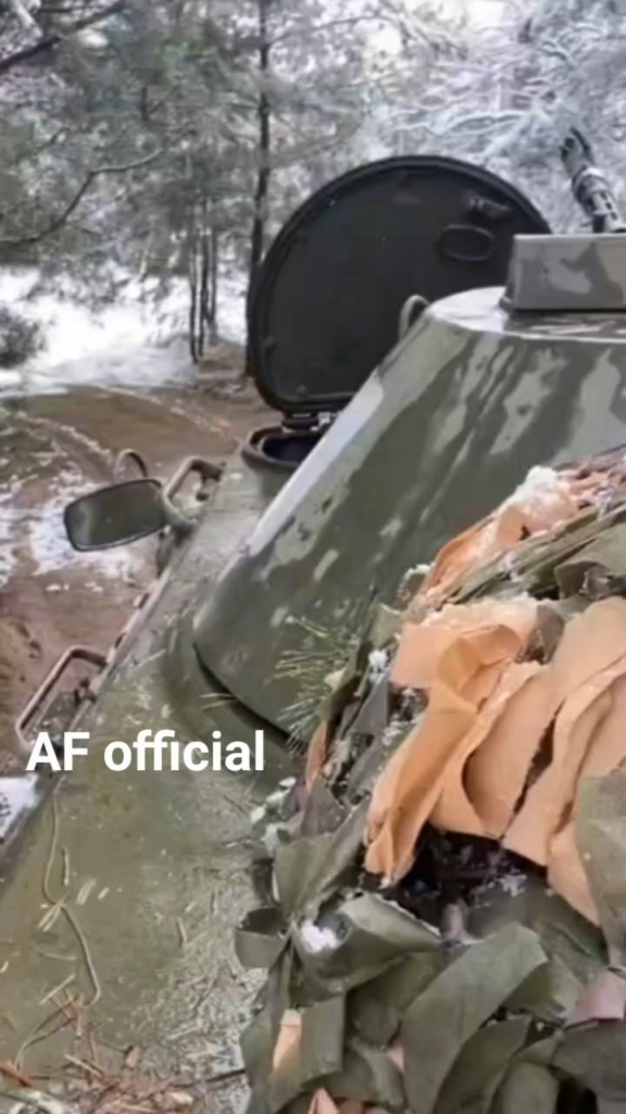 ウクライナの BTR-80 APC が雪の中森林地帯を走行します。