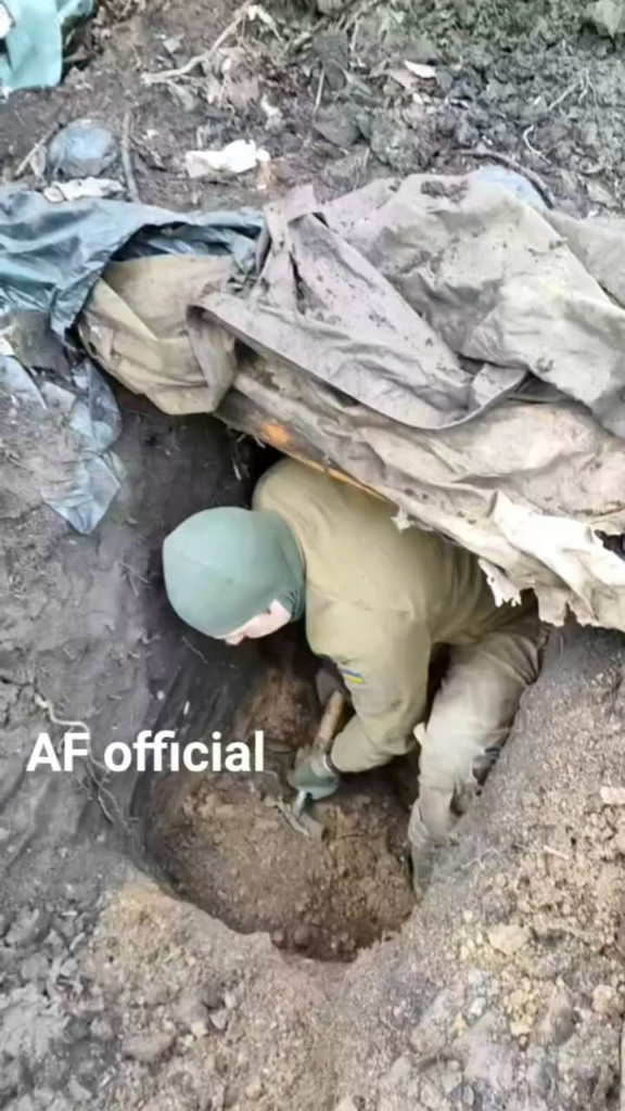 第一次世界大戦の年代物の塹壕を掘るウクライナ兵。