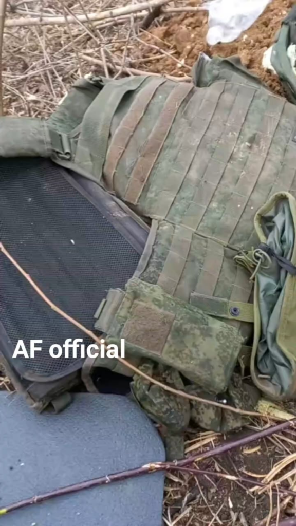 ウクライナの歩兵が自分の戦闘位置を撮影しており、興味深いものが散乱している。