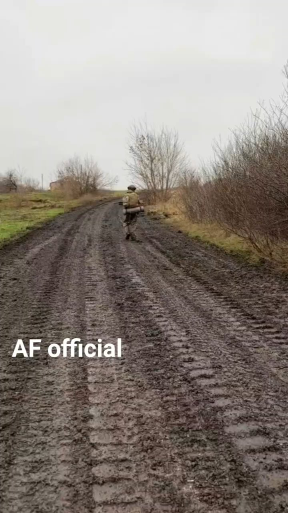 ウクライナの歩兵は、歩兵が歴史を通じて常に行ってきたように、泥の中を行進します。