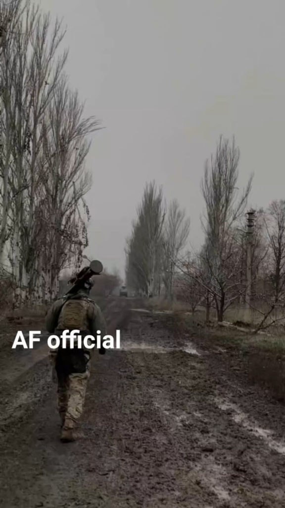 FIM-92 スティンガー MANPADS を準備し、ぬかるんだ道を行進するウクライナ兵。