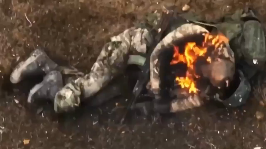 ウクライナの無人機がクリンキ周辺のロシア歩兵に手榴弾を投下。 ロシア人の死傷者が見える。 グラフィック。