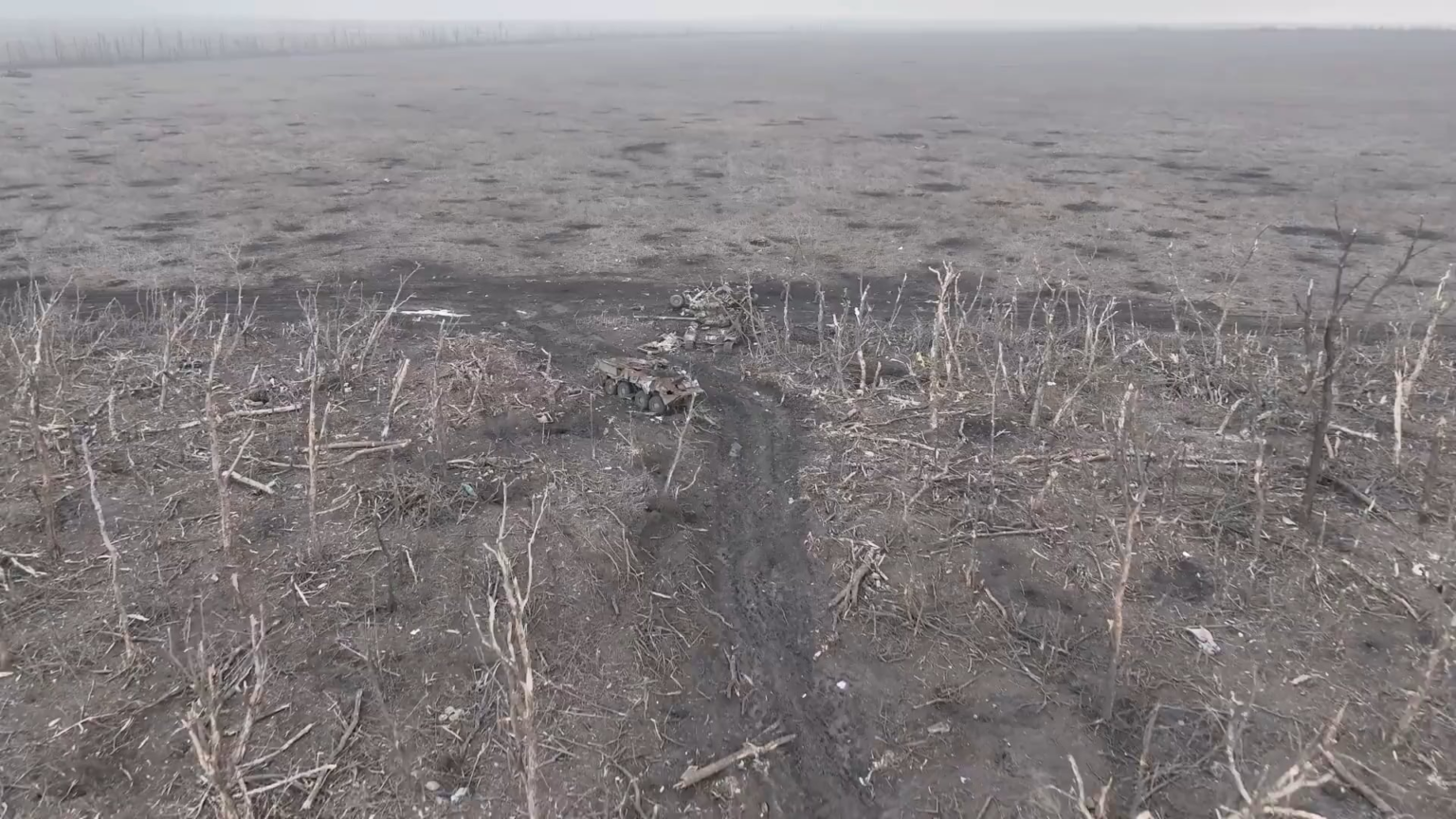 ウクライナのFPV無人機が、残骸の中や塹壕に隠れていたロシア歩兵を攻撃した。