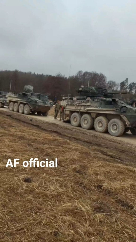 ウクライナで運用されているストライカー AFV の列。