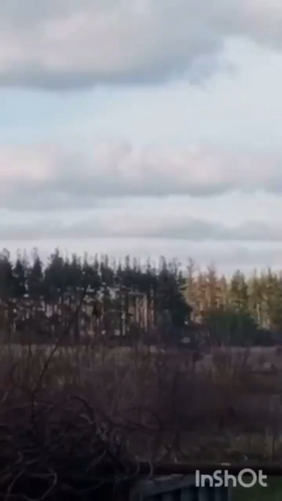 ロシア軍は、ウクライナのFPV無人機による近くの砲兵陣地への攻撃を撮影している。 次に、被害状況を撮影します。 その後、別のドローンが彼らを狙ってやって来ますが、代わりに再び大砲を攻撃することにしました。