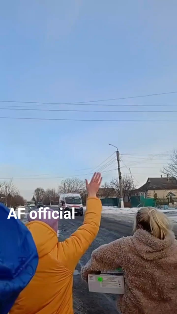 ウクライナの民間人は、最近の捕虜交換の後、ロシア捕虜の悲惨さから帰国した英雄たちを歓迎している。