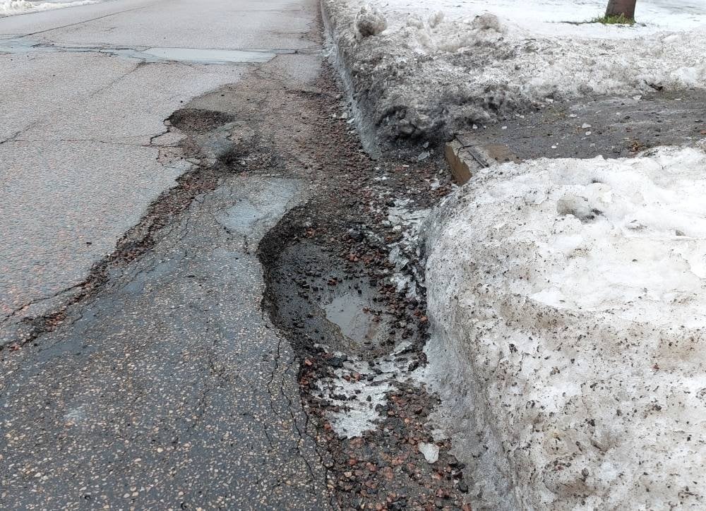 雪解けが再びやって来ました。 ラトビア人よ、道路を運転し、穴の中で運転しないでください！