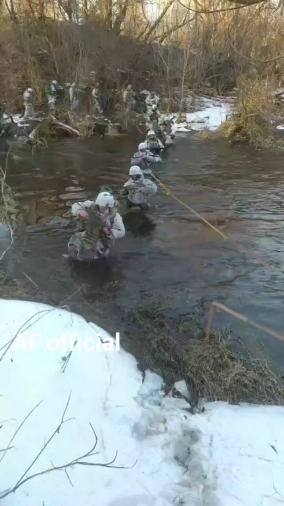 冬にウクライナの兵士が徒歩で川を渡った。