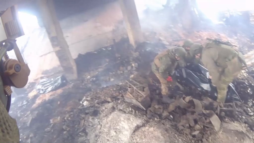 ドネツク州。 橋の下で陣地を攻撃されたロシア兵士が遺体を袋に詰める。