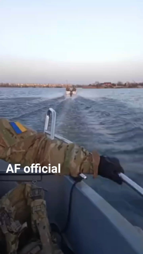 ドニプロ川を渡る: ウクライナ兵士は川のロシア占領側の橋頭堡を目指した。