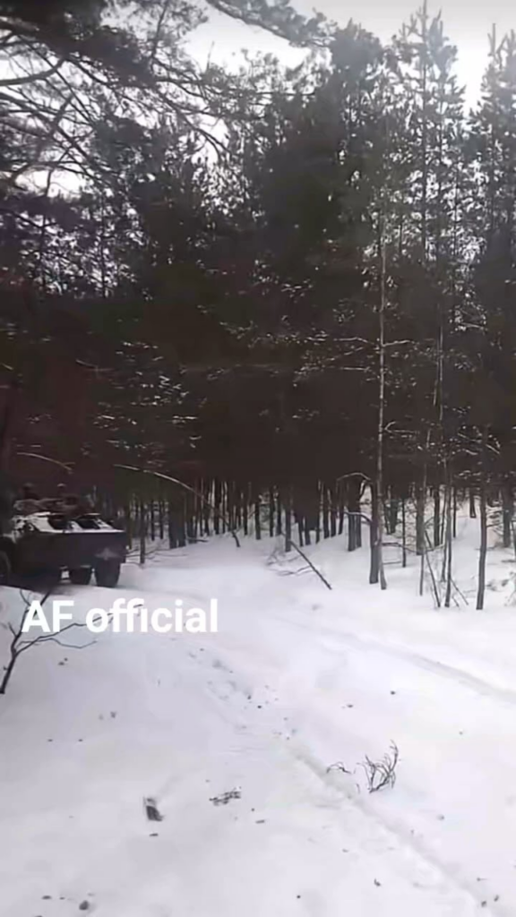 雪に覆われた森林地帯を走行中のウクライナの BTR-80 APC が、誰かのキットバッグを拾うために停止しました。