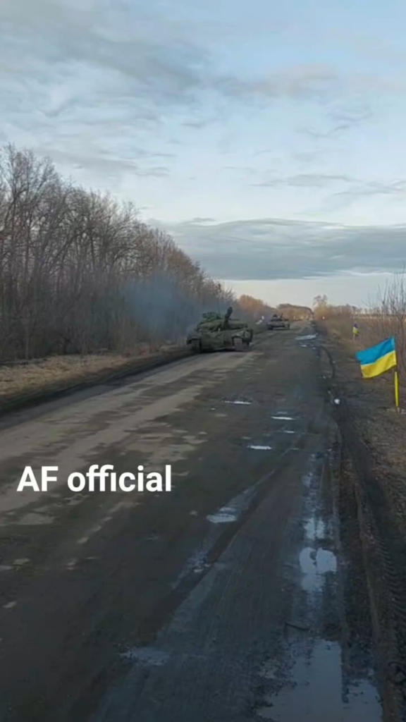 移動中のウクライナの T-64BV 戦車。