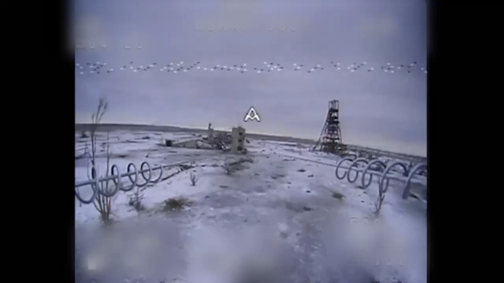 ロシア軍は建物の２階でウクライナ戦闘員を阻止した。 神風無人機が彼らを助けに来た