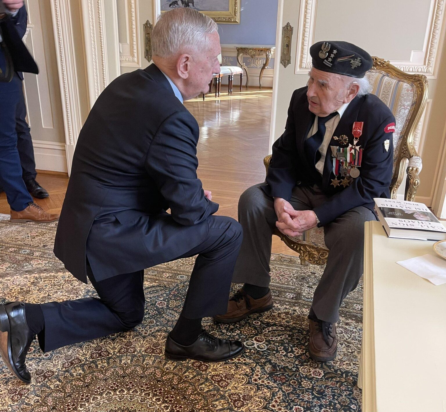 元米国国務長官でイラクとアフガニスタン戦争の退役軍人であるジム・マティス大将が、1944年のイタリア戦役とモンテ・カッシーノの戦いでロムアルド・リピンスキー大佐の話を聞く（昨日、ワシントンのポーランド大使館）
