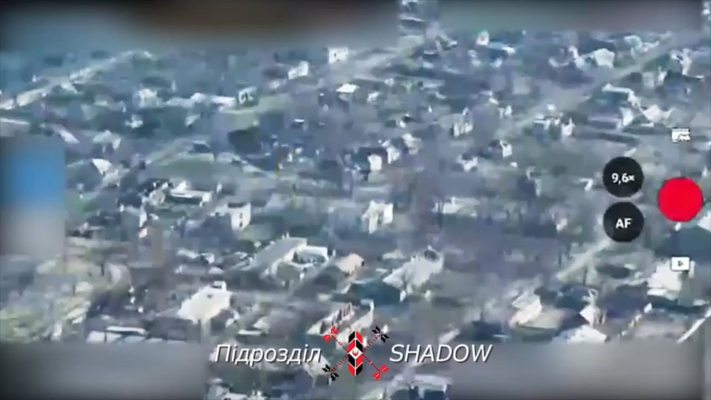 アヴディウカを移動中のロシア軍縦隊が最初に 2 機の FPV 無人機攻撃を受け、MT-LB APC が破壊され、敵は車両を倉庫に隠しました。 その後、建物は砲撃を受け、数度の直撃を受け、炎と煙が立ち上った。 とても丁寧な仕事。