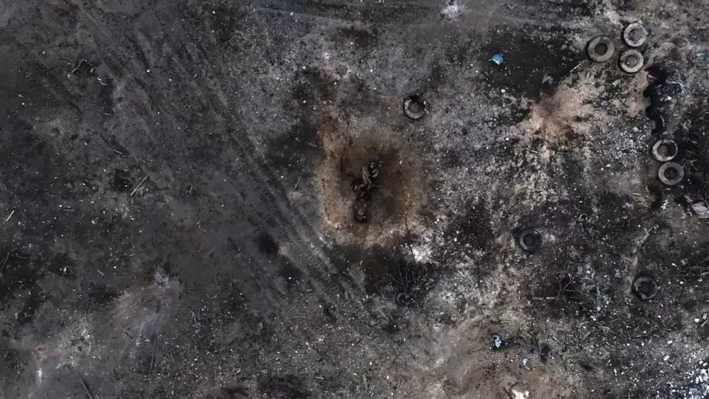 ウクライナの無人機がクレーター内のロシア歩兵に40mm手榴弾を投下。 極めてグラフィック。