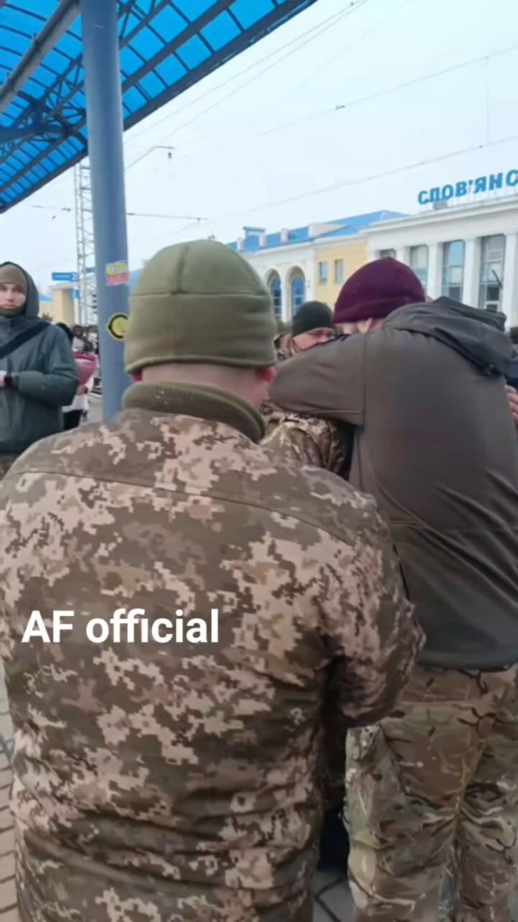 ウクライナの兵士たちは、戦闘を共にした旧友に挨拶する。 兄弟の絆はとても強いです。