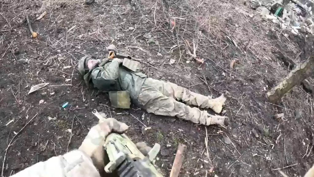 ウクライナ兵士はアヴディーウカ近郊で数人のロシア人捕虜を捕らえたばかりだ。