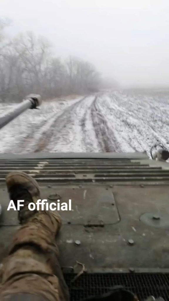 ウクライナ軍はBMP-2 IFVに乗って雪の中の並木道を進んでいます。
