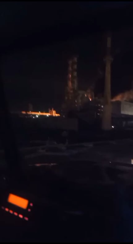 ロシアのヴォルゴグラード市で、製油所がドローンの攻撃を受けて炎上した。