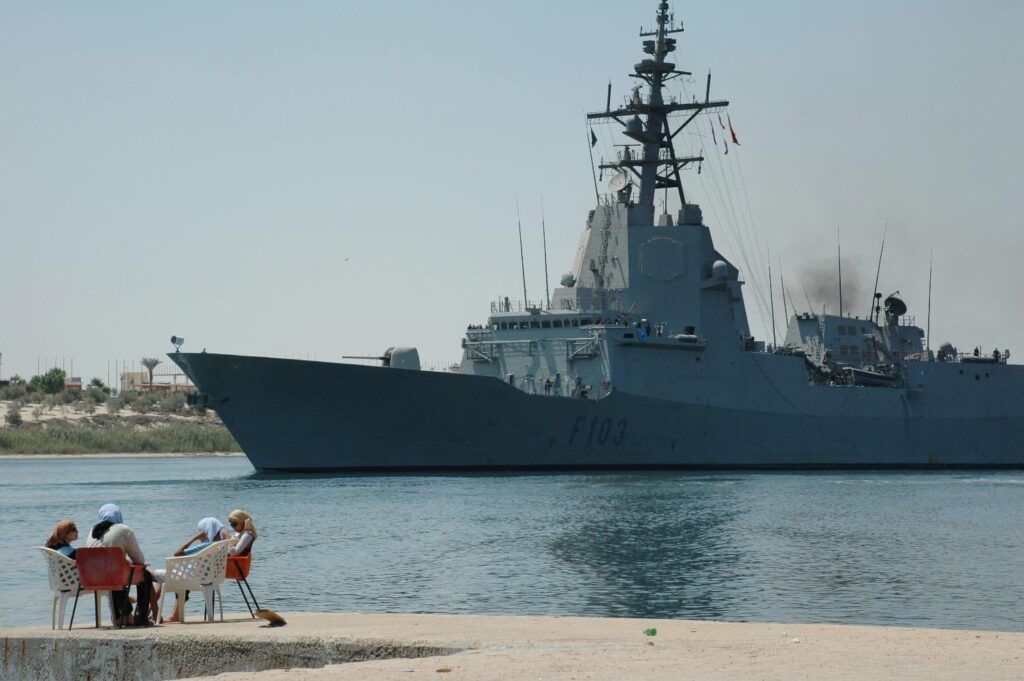 スペインのフリゲート艦プラズ・デ・レソがスエズ運河を横断