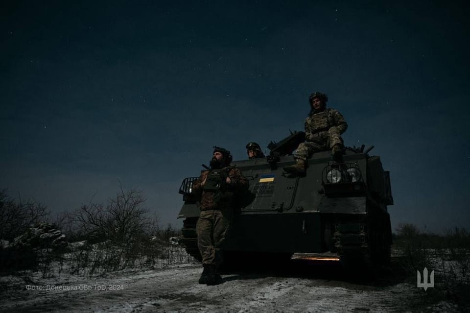 ウクライナ TDF (領土防衛軍第 109 独立旅団) の兵士たち - M113 装甲兵員輸送車 (APC) を装備、夜間訓練中 - 2024 年 2 月。