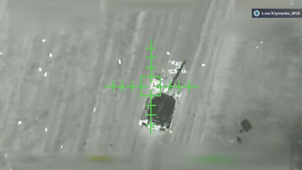 バーバ・ヤーガと呼ばれる大型オクトコプターが、移動中のロシア戦車に数発の爆発物を投下し、戦車を破壊した。 そして戻ってきて隣の戦車を破壊した。 そのうちの少なくとも 1 つは T-90M です