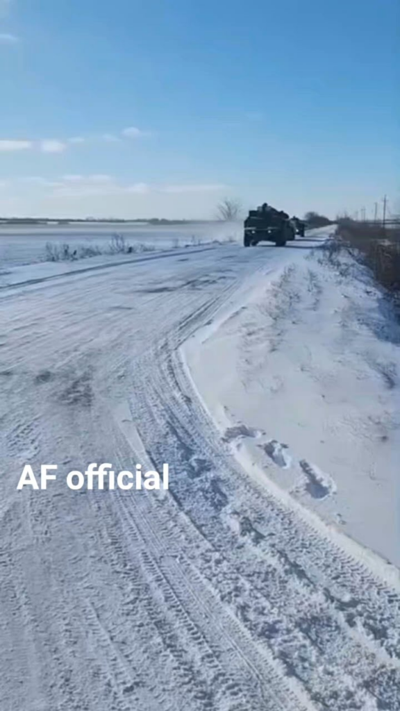 雪景色の中を移動するウクライナの甲冑。 最初のハンビーには、通常の M2 ブローニングの代わりに 14.5 mm KPV 機関銃が取り付けられています。