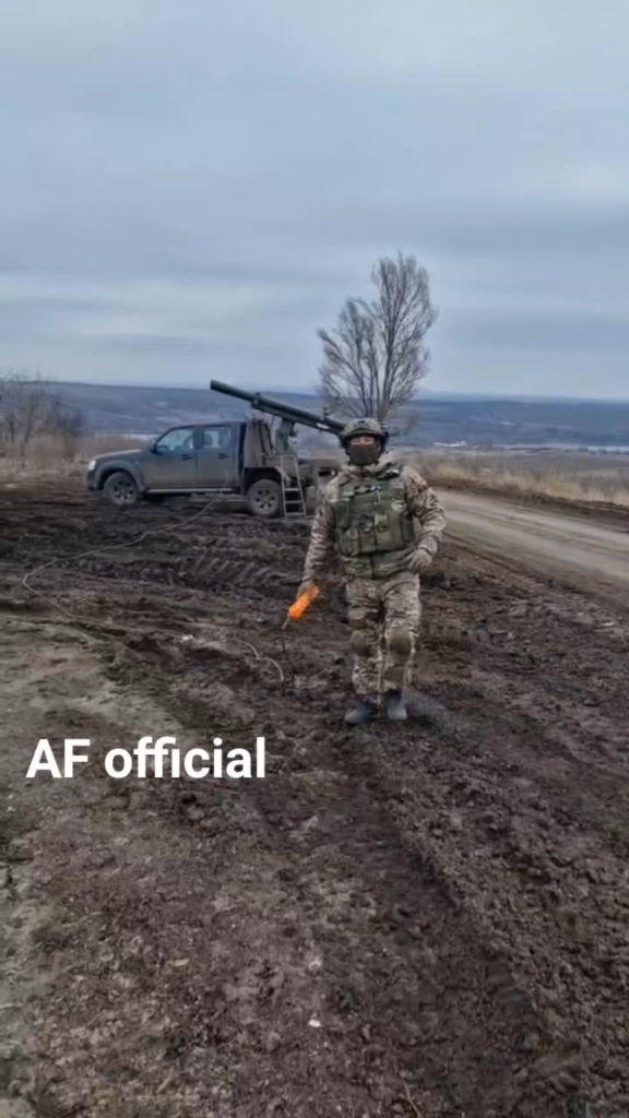 ウクライナ兵士がピックアップに搭載されたロケットランチャーをロシアの陣地に向けて発射する。