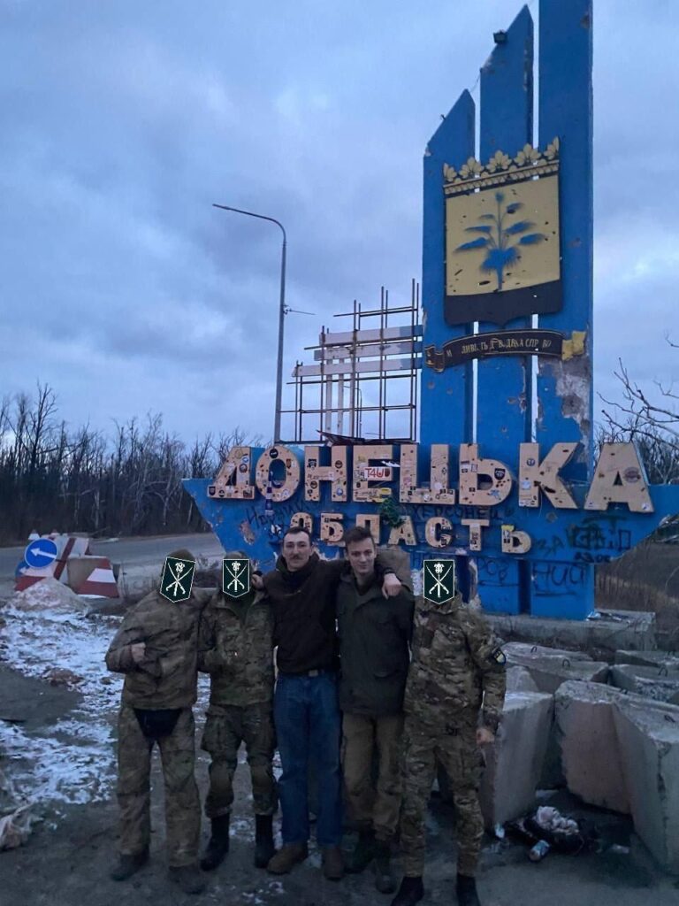 アヴディーウカでウクライナ軍兵士の「命の道」を守るために戦っている兵士の中には、ロシアのコサック分離主義者のグループである自由コサック部隊もいた。 コサックの一人と、ウクライナのために戦ったもう一人のロシア人は、全体としては成功したものの、防衛中に殺害された。