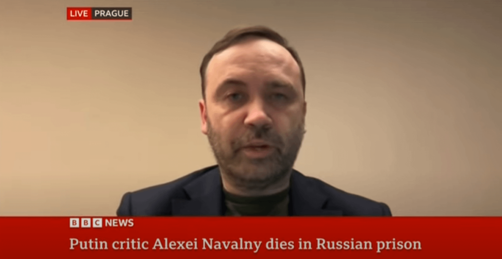 ロシア自由軍団の政治指導者はBBCから、おそらくロシアに戻ることはないだろうという事実について質問された。 彼の答えは「近いうちに戻ってくると確信しているが、それは戦車で起こるだろう。」