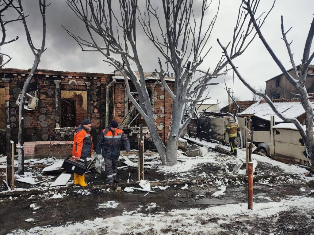 この夜、ロシアによるハリコフ砲撃により、家族全員が火災で死亡した。 母親と子供たちはバスルームに隠れようとした。 男性の遺体は廊下で発見された。