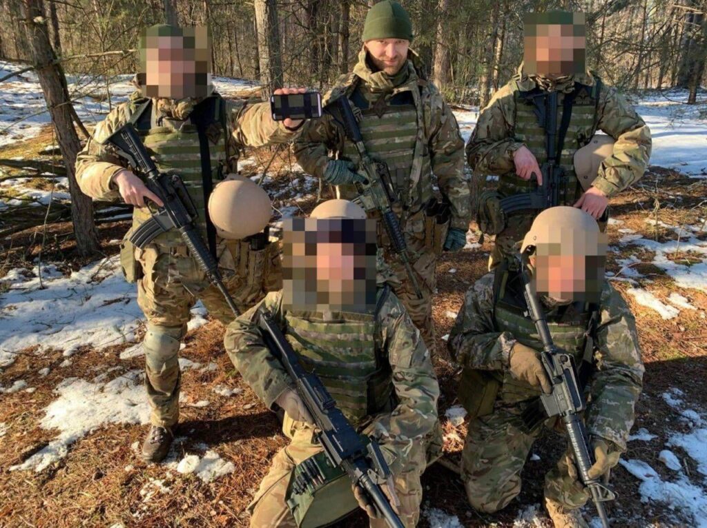 ロシアの反プーチン派パルチザングループおよび支援ネットワーク「ブラックブリッジ」は、ウクライナ外人部隊の一部として戦う軍事部門の創設を開始した。 彼らはウクライナのために戦っている多くの反プーチン派ロシア部隊の最新部隊である