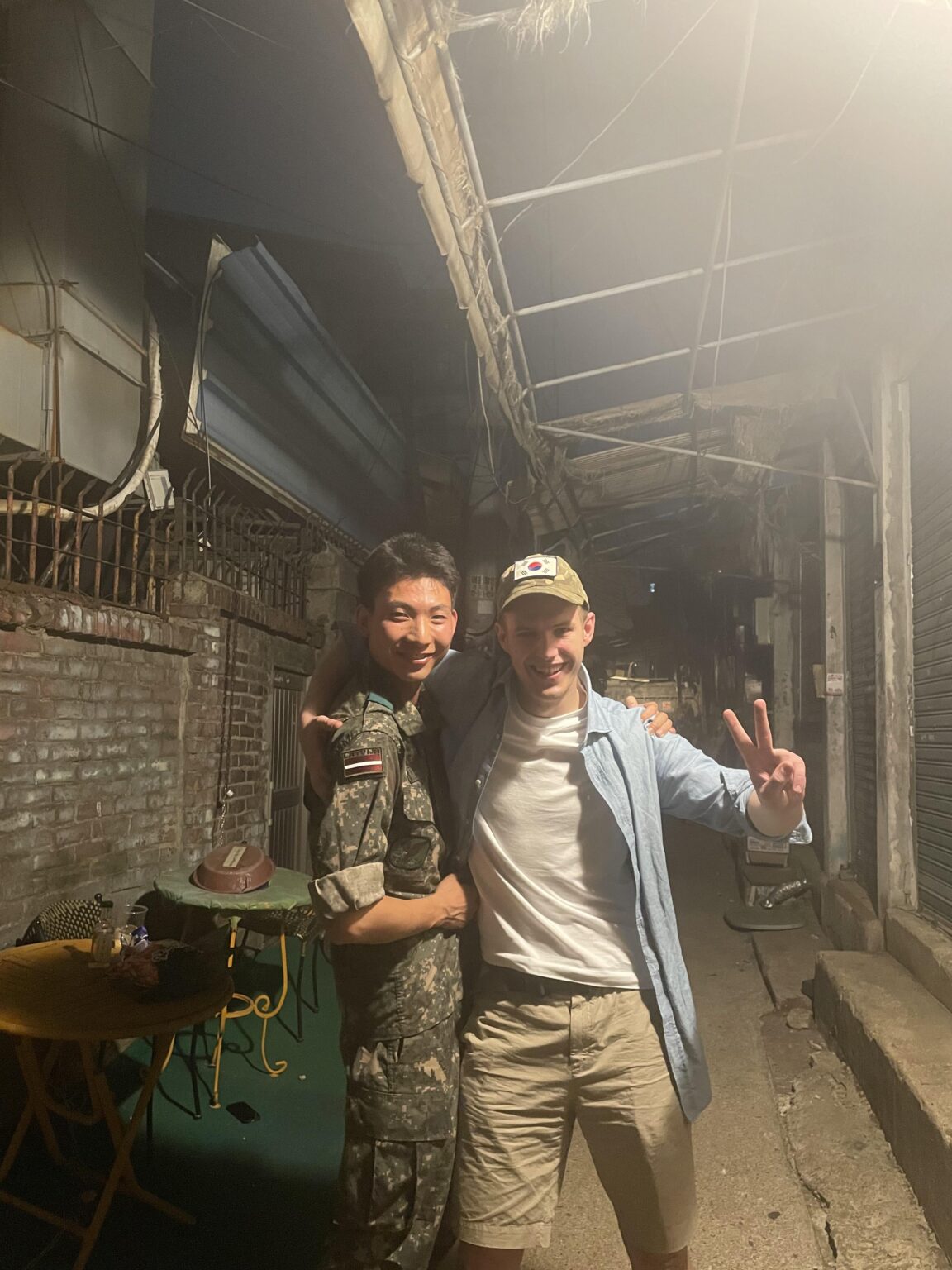 私と韓国兵が国旗を交換している写真