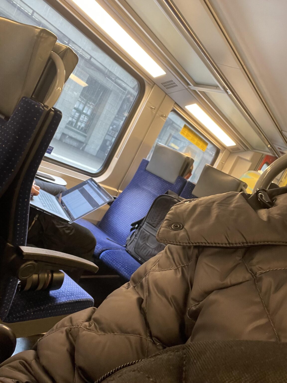 FY: 満員電車だったけど、カメラとバックパックが席に着いて嬉しかった