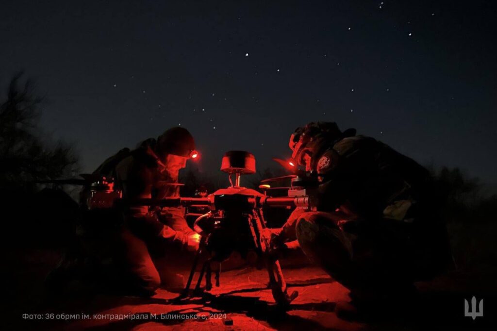 ウクライナ南西部で無人機の準備をするウクライナ海兵歩兵隊（ミハイロ・ビリンスキー少将にちなんで命名された第36海兵旅団）の隊員。