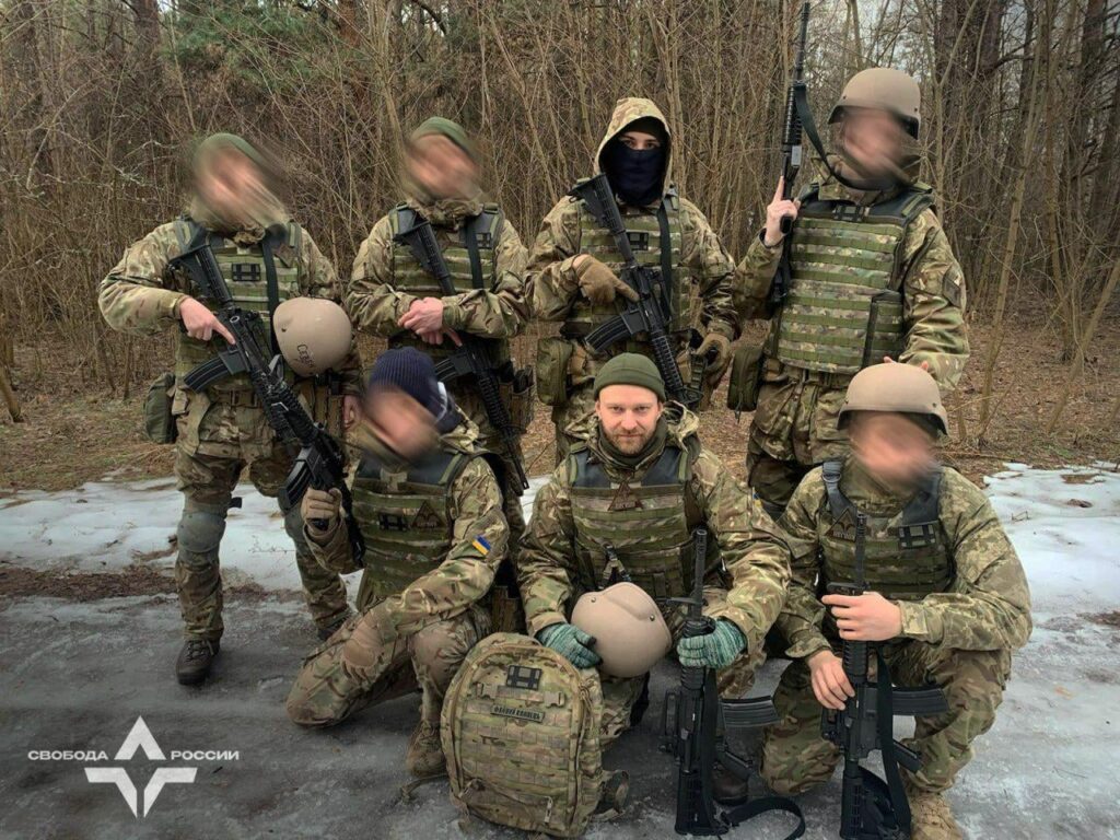 反プーチン派「黒い橋」パルチザン運動の戦闘部門は、ウクライナを守るためにロシア自由軍団との訓練を開始した。 ブラック・ブリッジは戦争に反対するロシア人で構成されており、通常はロシア国内での破壊活動に重点を置いている。