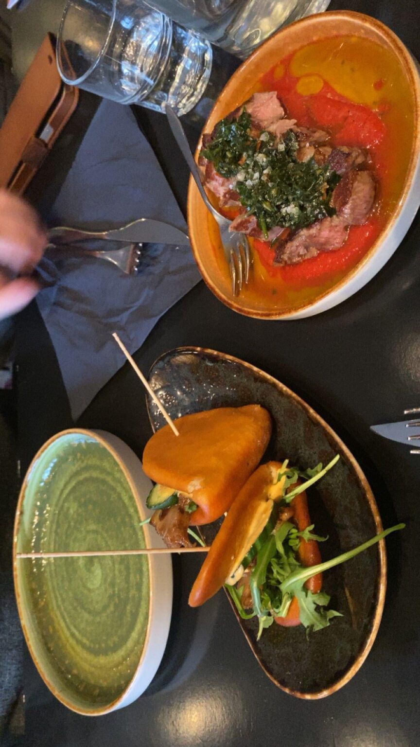 ノルウェー人の皆さん、ベルゲンのスペイン料理レストランに行ってきました...ちょっと聞きたいのですが、この料理にスペイン語が含まれていると思いますか?  🇪🇸😭